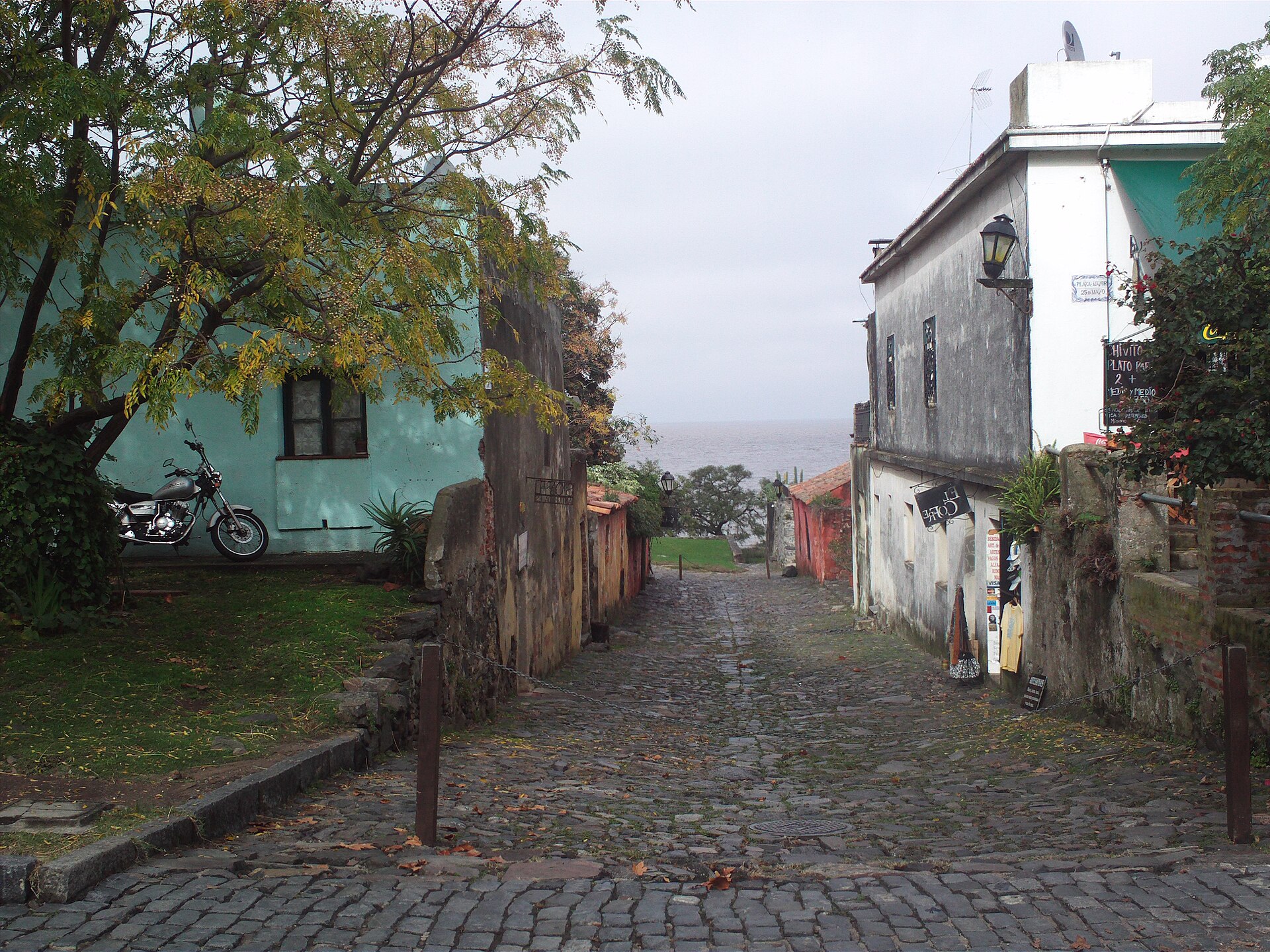Calle empedrada del casco histórico de Colonia del Sacramento con el río al fondo
