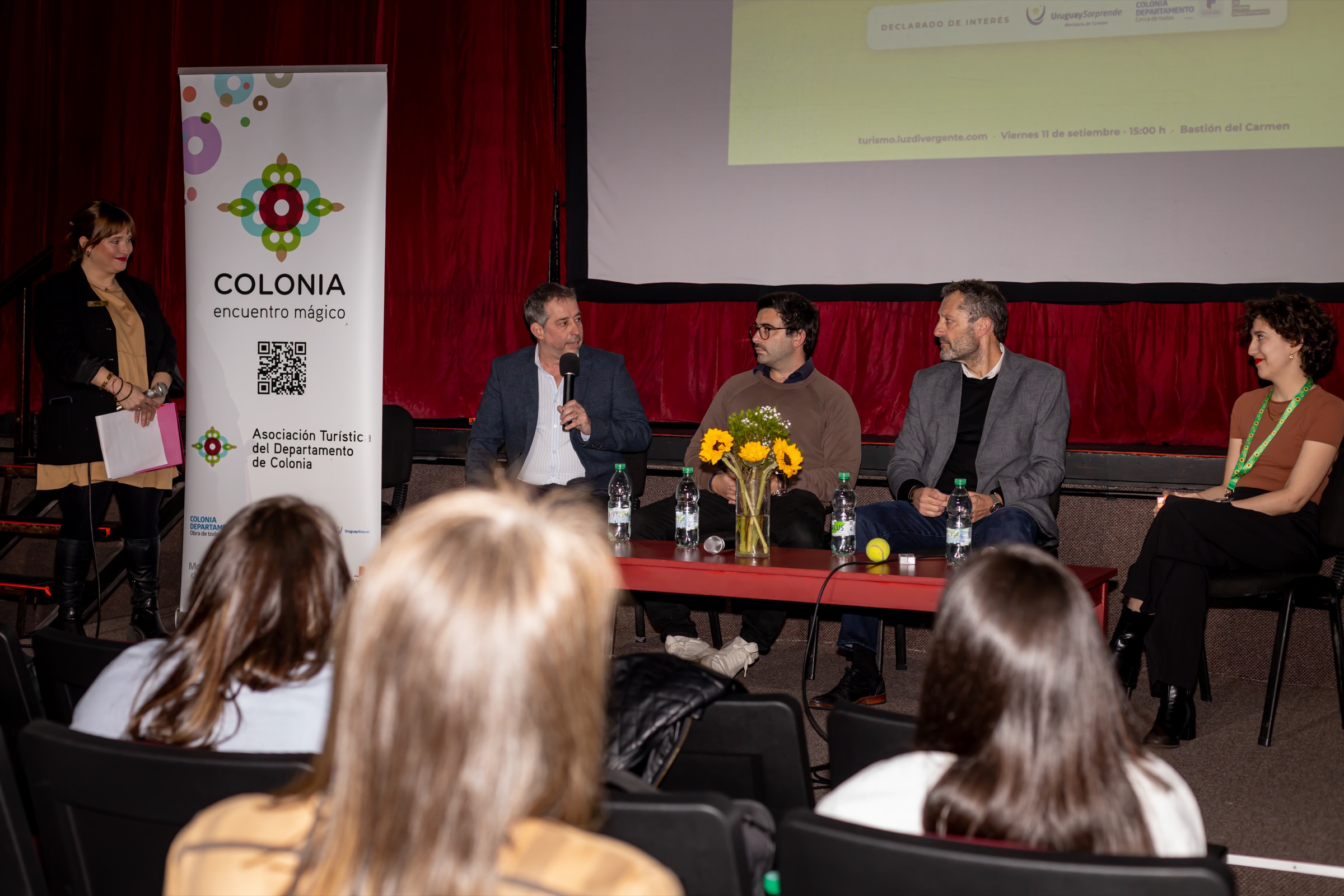 Mesa de apertura en el escenario del Bastión