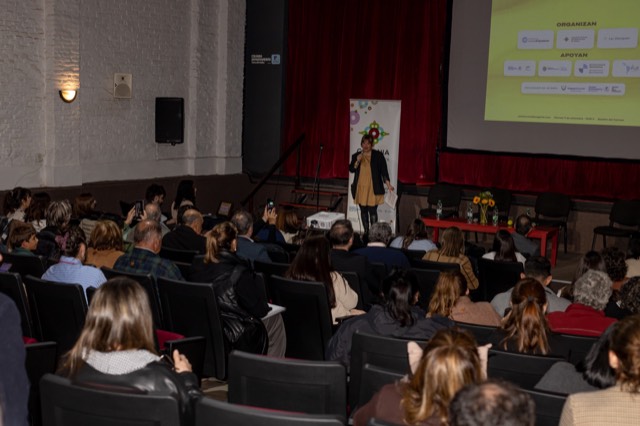 Sala llena al comenzar