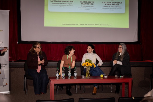 Las panelistas en el escenario
